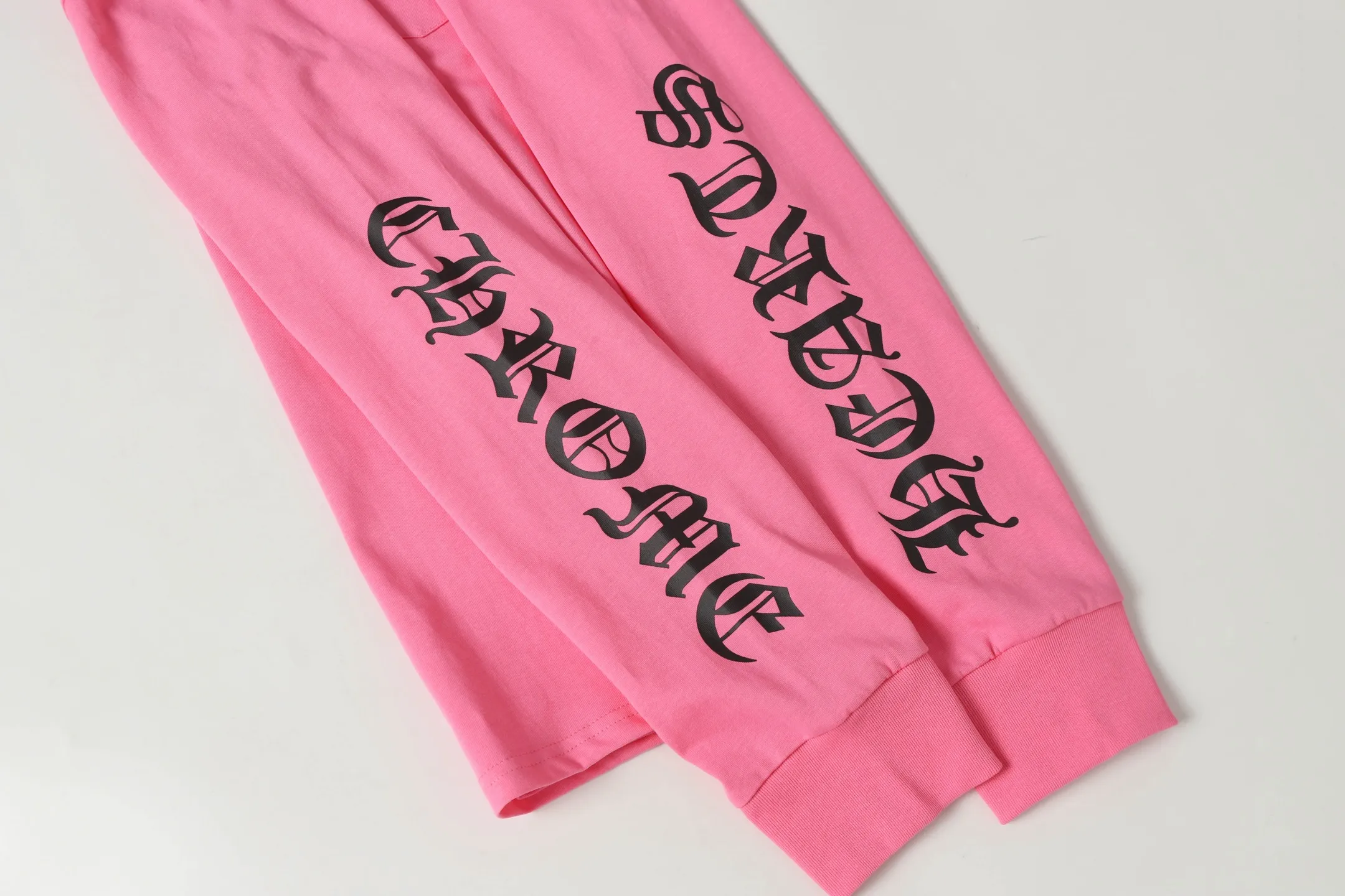 P160 Cross-border model, please do not place an order if you are looking for quality - Chrome Hearts/Chrome Hearts Sanskrit cross printed popular long-sleeved T-shirt - High weight, high density and high quality. The wool is soft, delicate and skin-friendly. Soft and silky to the touch. Excellent warmth and skin-friendly properties - Custom-woven and custom-dyed, no color difference, regardless of fabric or workmanship details. Roll over the ordinary version on the market -Colour: pink -Size: S M L XL